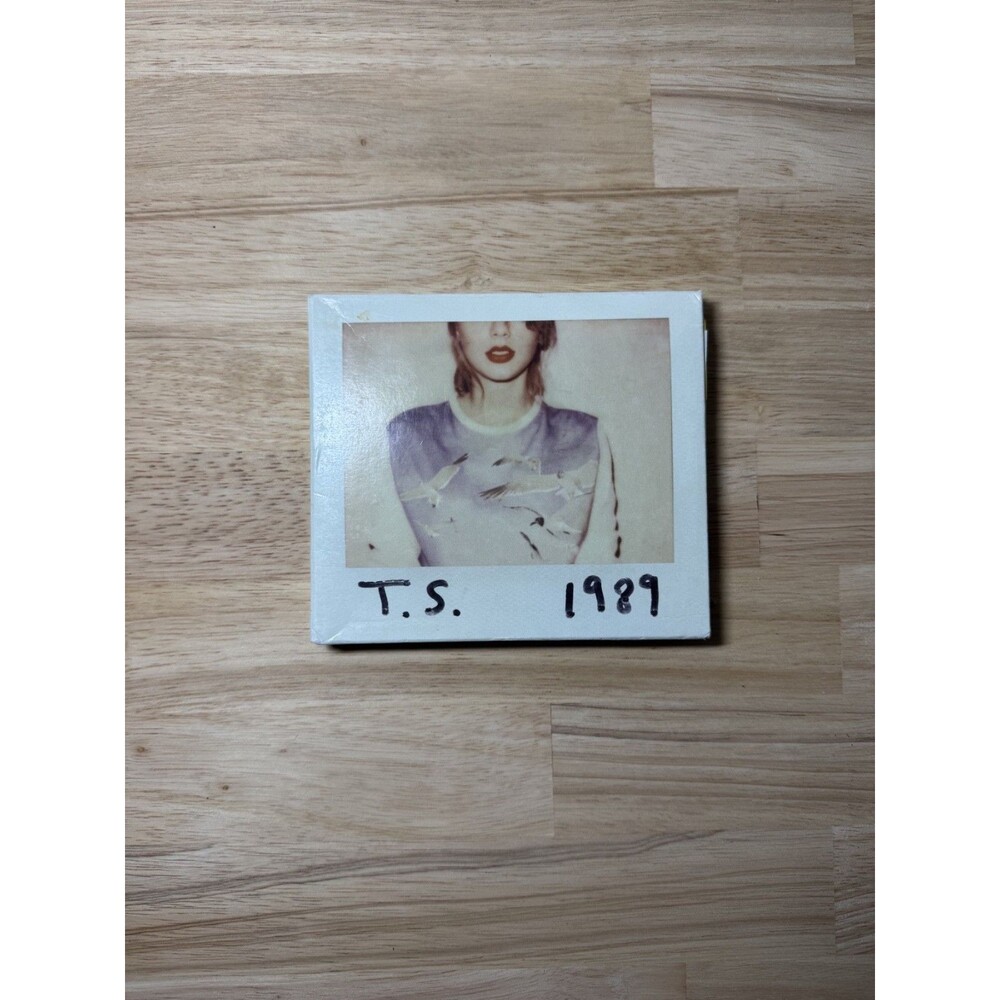 1989 TAYLOR SWIFT (CD, 2014) - TESTED WORKING COMES WITH THE POLAROIDS